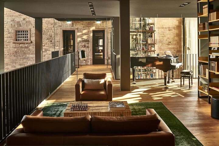 Lounge 42 of 54