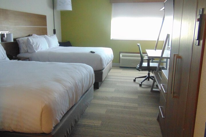 2 Queen Beds (25 of 36)