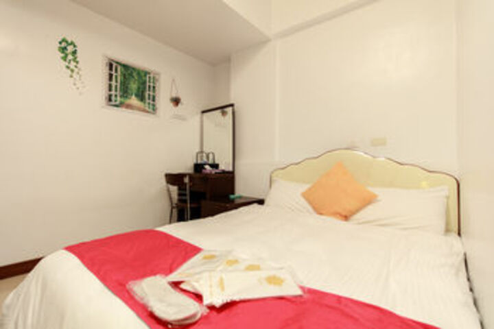 Room 9 of 18
