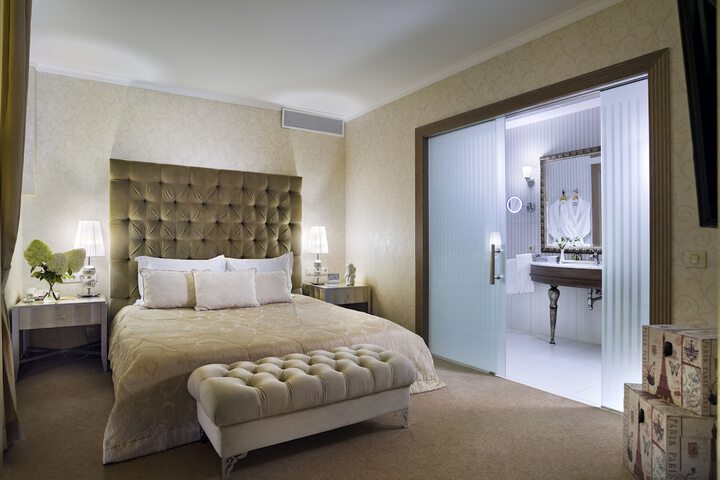 Room 16 of 108
