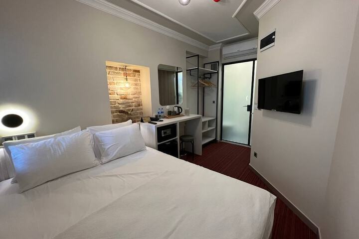 Room 17 of 47
