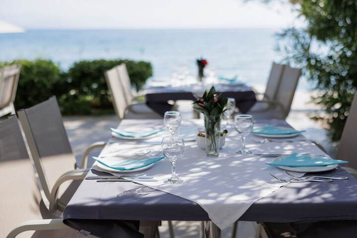 Dining 102 of 208