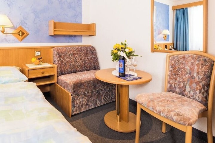 Room 8 of 77