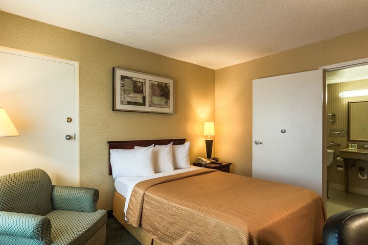 Double Bed Accessible (4 of 5)