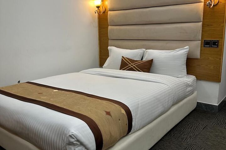 Room 4 of 18
