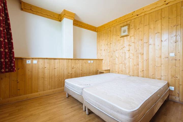 Room 4 of 162