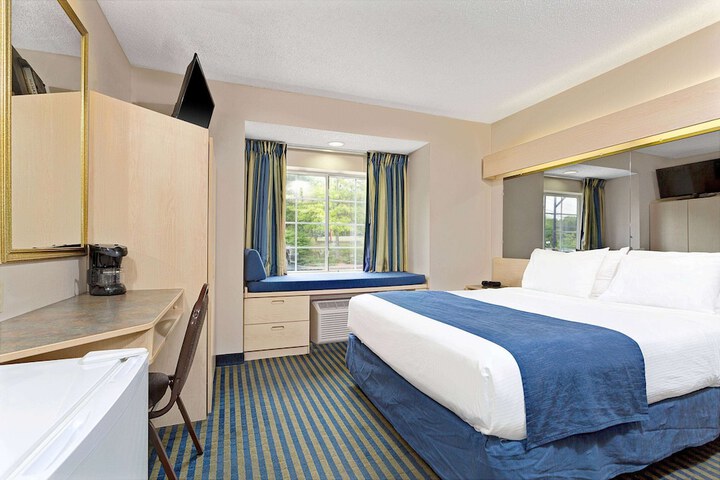 Standard Queen Bed Accessible (4 of 20)