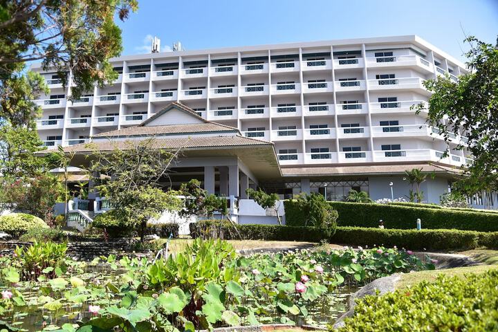 Hotel Exterior 37 of 44