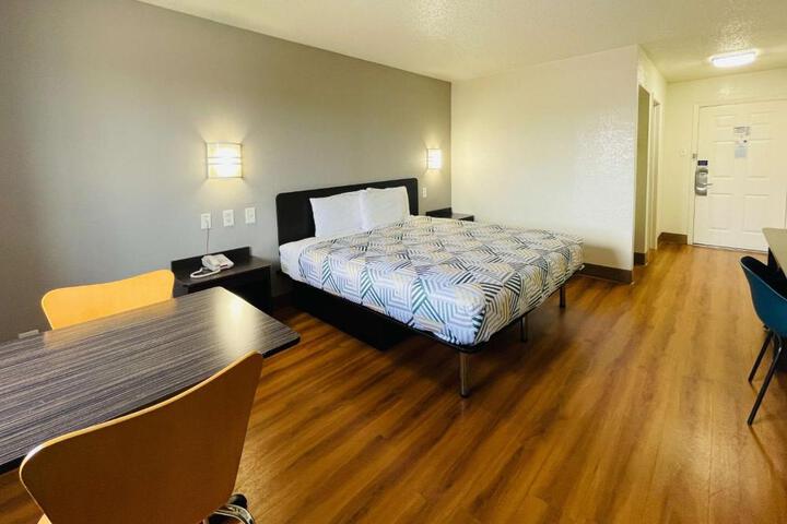 1 King Bed Micfridge (2 of 8)