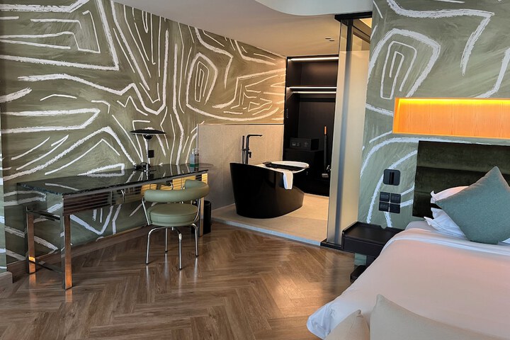Room 32 of 63