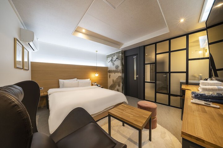 Room 33 of 92