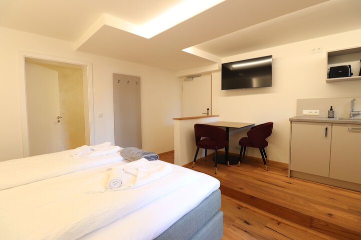 Room 18 of 102