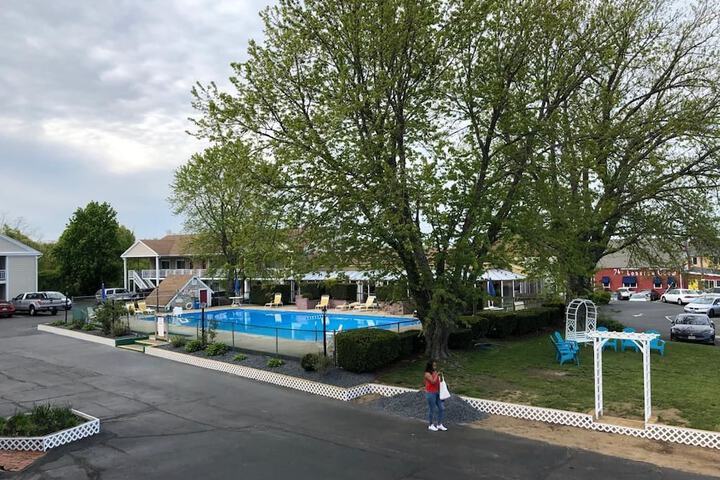 Pool 75 of 101