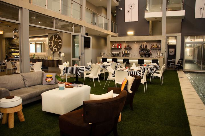 Lounge 44 of 62
