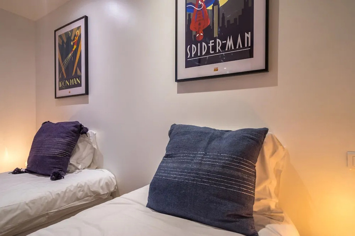 Room 4 of 25