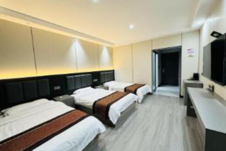 Room 4 of 5