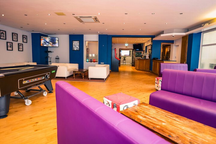 Lounge 132 of 139