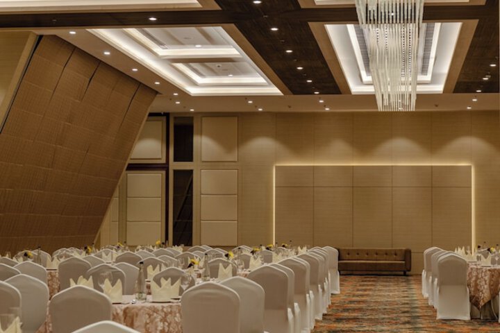 Ballroom/Hall 31 of 39