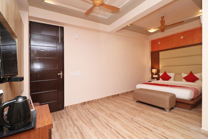 Room 9 of 35