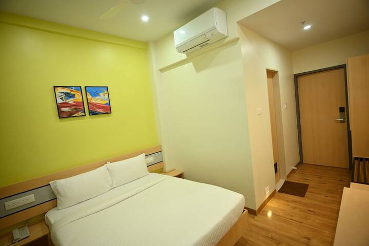 Room 8 of 16