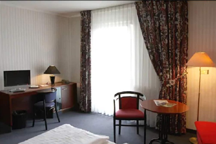 Room 11 of 16