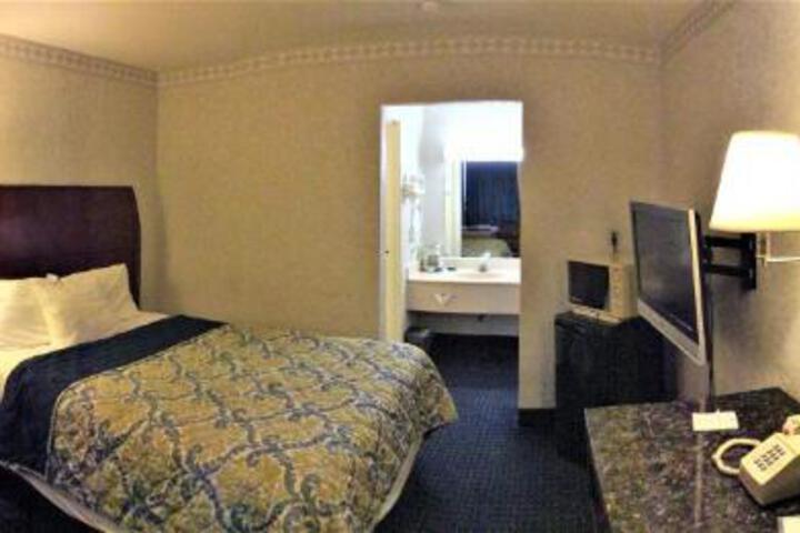 1 Queen Bed (5 of 13)
