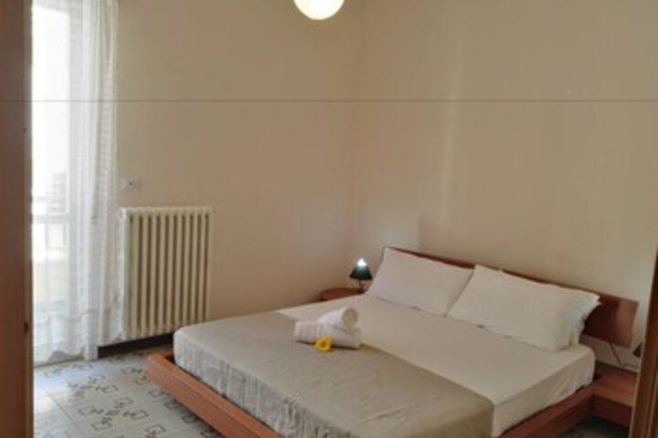 Room 5 of 11