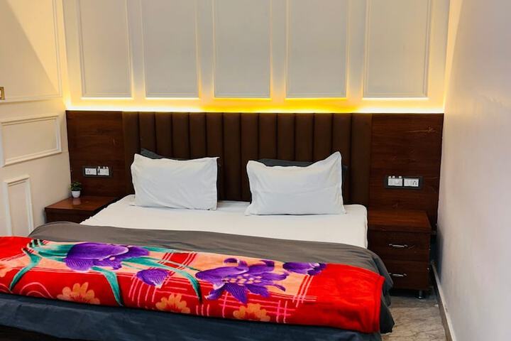 Room 10 of 77