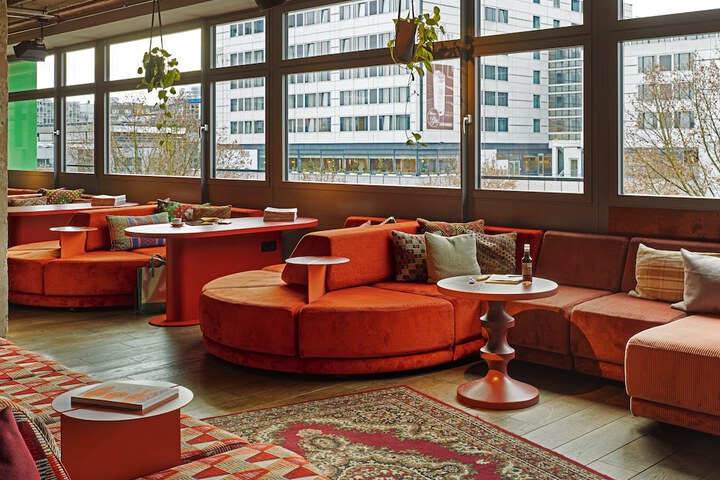 Lounge 50 of 62