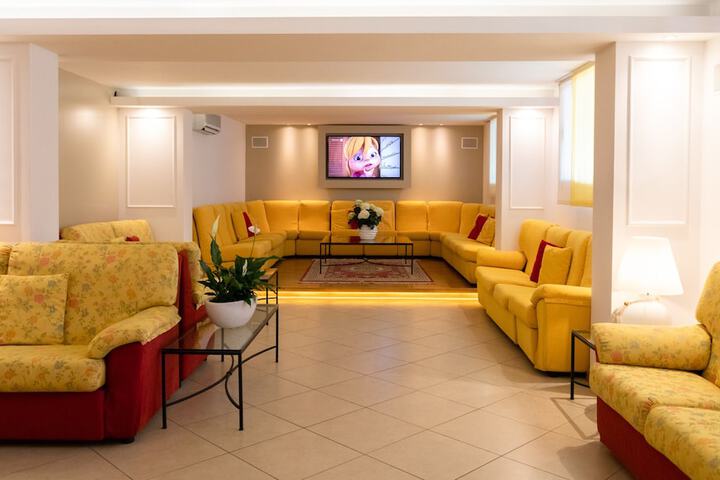 Lounge 40 of 48
