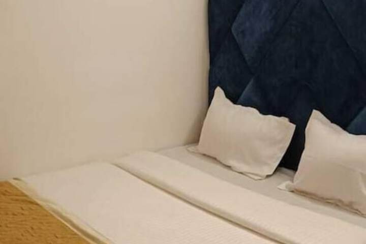 Room 10 of 14