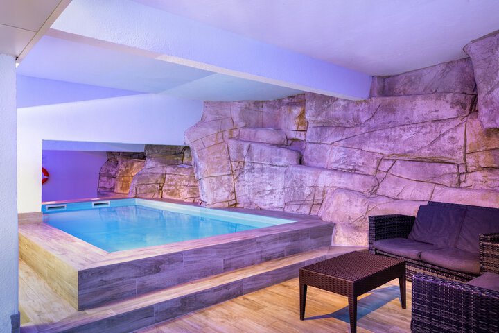Pool 70 of 127