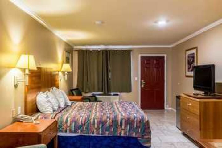 Room 33 of 49