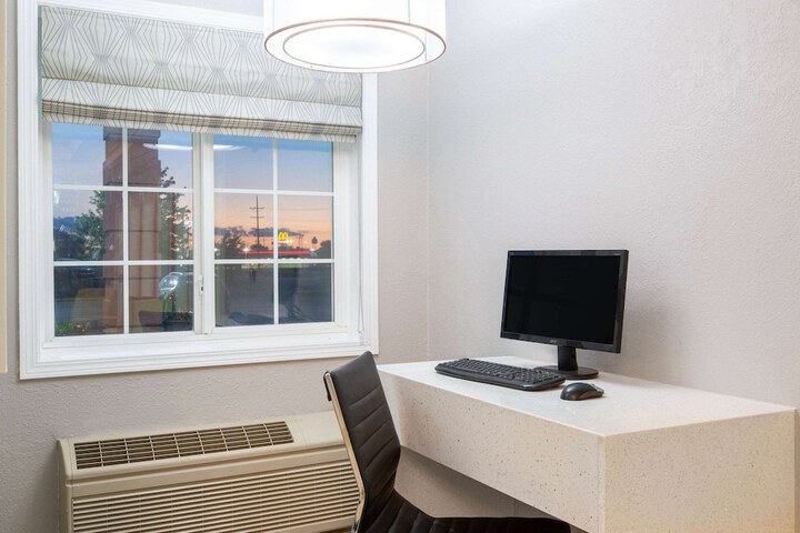 Business Center 18 of 20