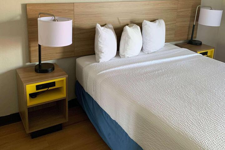 1 Queen Bed (7 of 30)