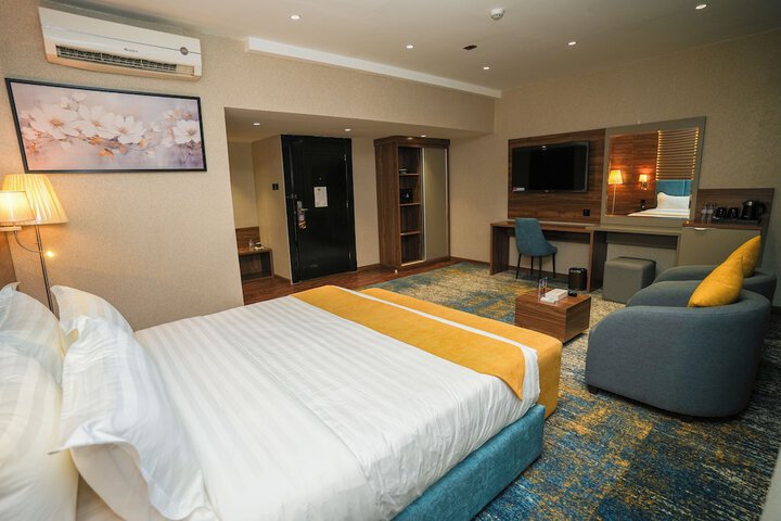 Room 5 of 13