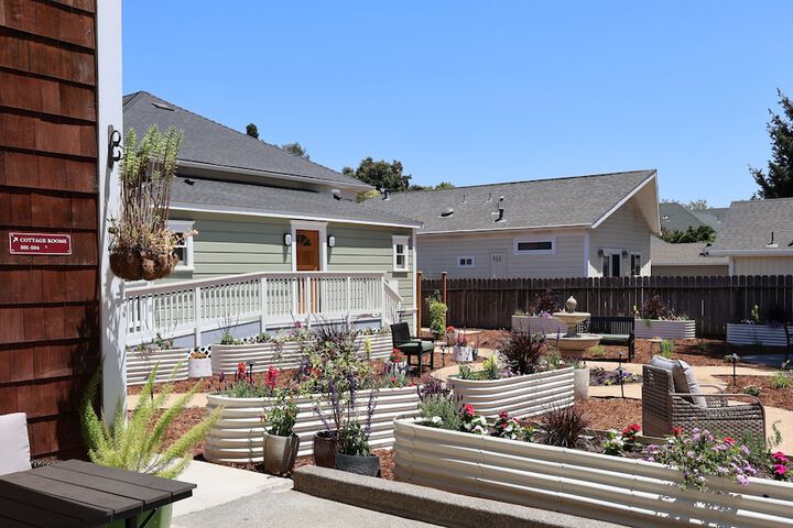 Hotel Exterior 85 of 86