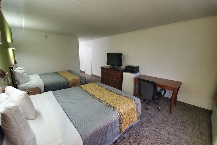 2 Queen Beds (8 of 16)