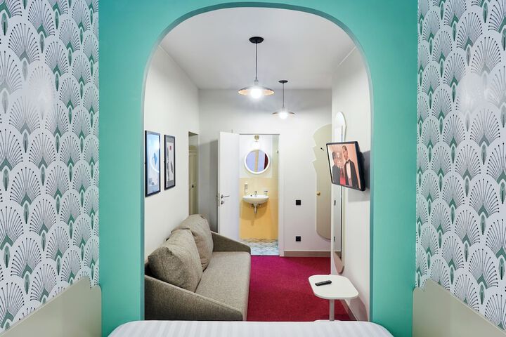 Room 11 of 18