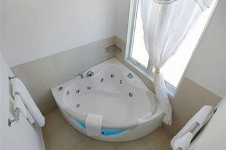 Hot Tub 17 of 24