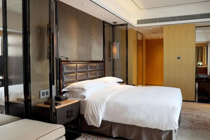 Room 4 of 97