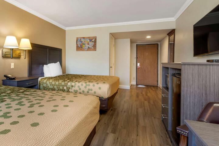 2 Queen Beds (10 of 11)