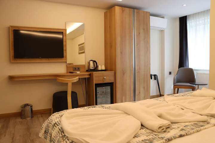 Room 9 of 32