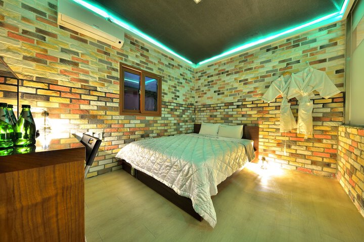Room 13 of 18