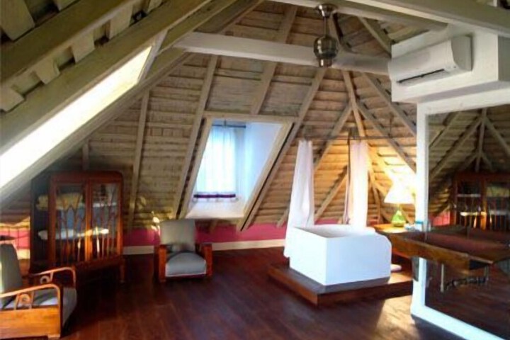 Room 9 of 16