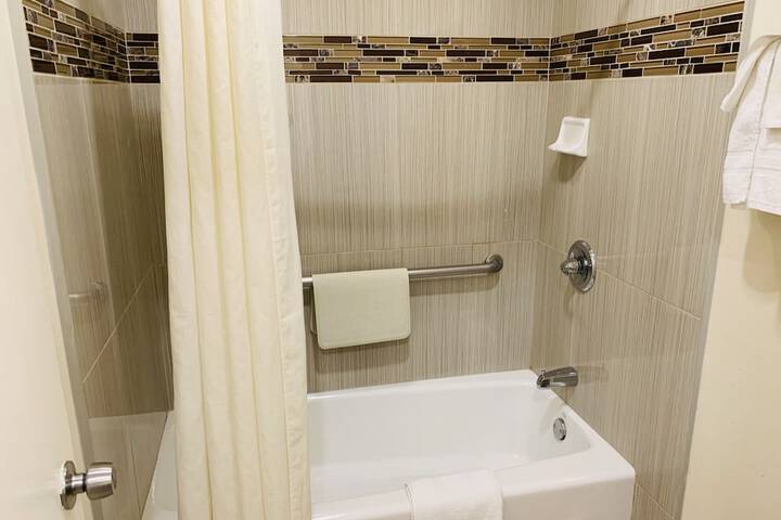 1 Queen Bed (4 of 16)