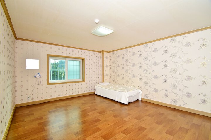 Room 6 of 34