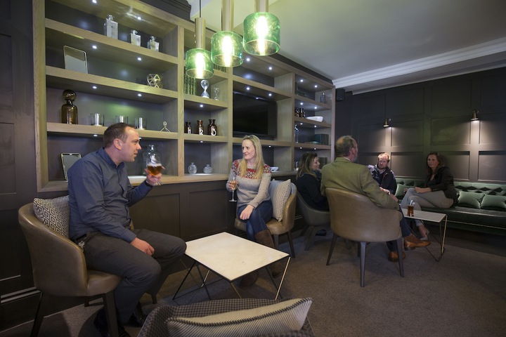Lounge 49 of 64