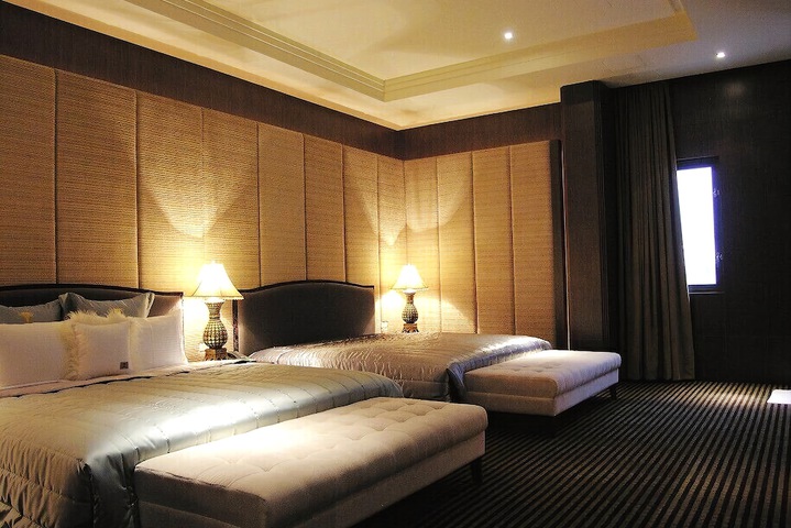 Room 7 of 100