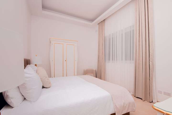 Room 9 of 77